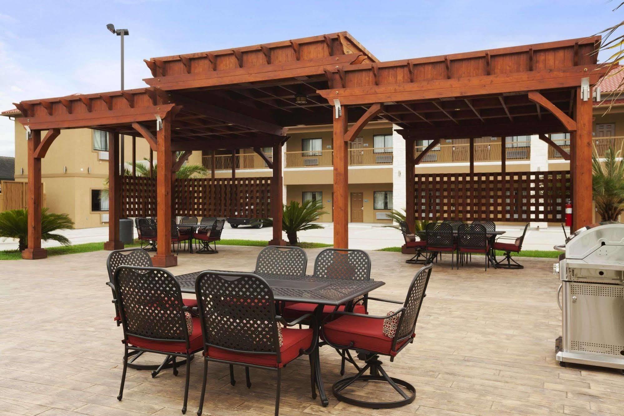 Days Inn & Suites By Wyndham Houston North-Spring Westfield Esterno foto